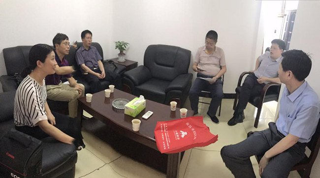 “百城萬村”家政扶貧示范合作項(xiàng)目正式啟動(dòng) 巾幗家政高管率工作人員赴江西鄱陽縣進(jìn)行招生宣傳